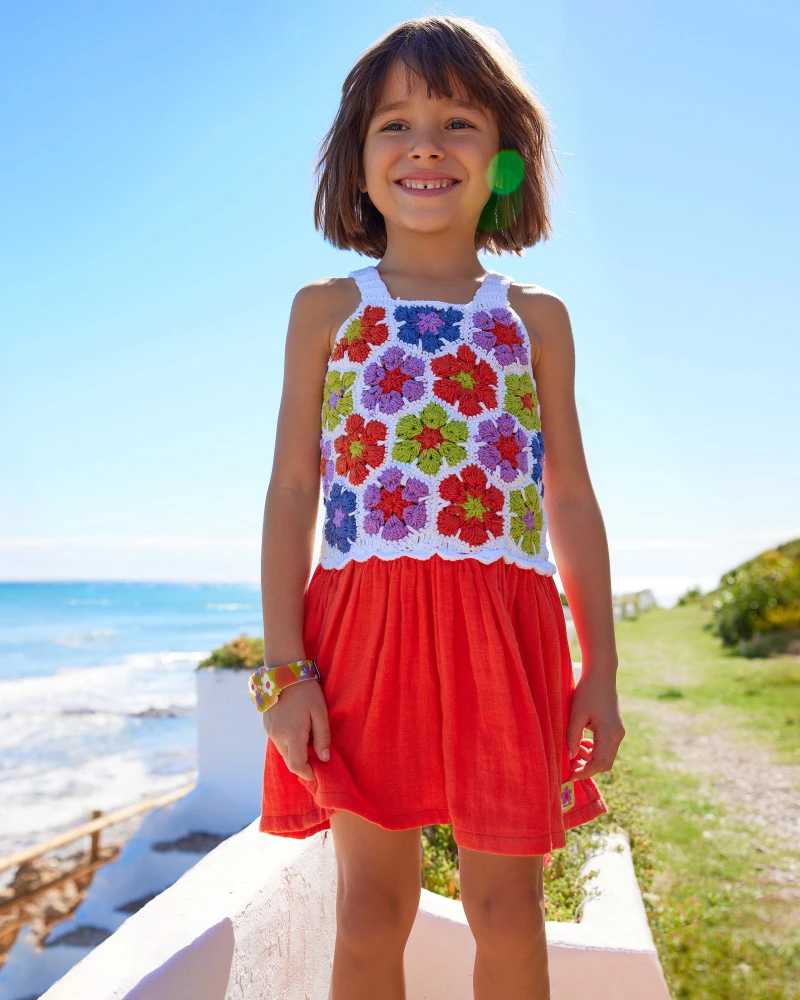 vestido-rojo-para-nina-con-falda-de-plana-y-cuerpo-de-crochet-floral